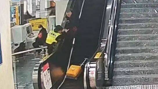 麻将2-他飞身“跨栏”，一扶一提！