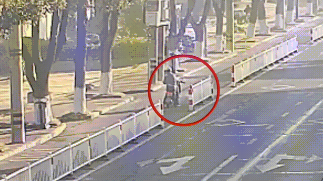 麻将胡了2试玩-点赞！海盐警员跨栏救人，肠穿孔男子转危为安！