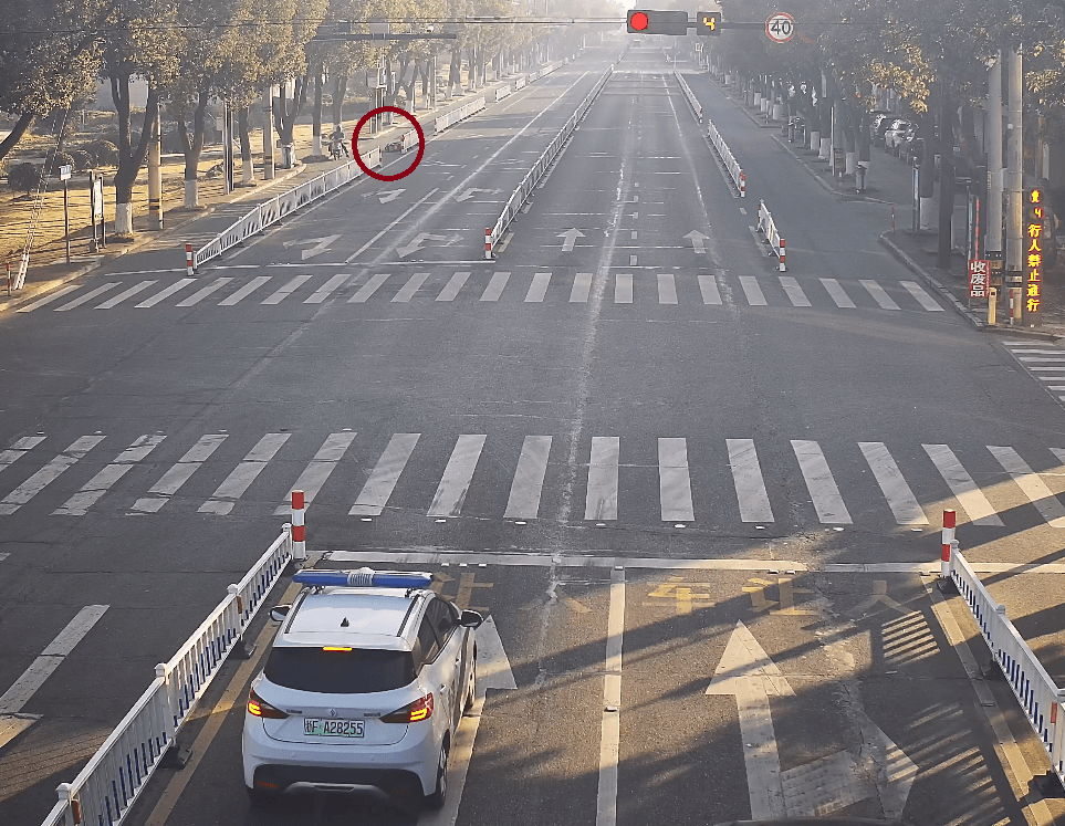 点赞!海盐警员跨栏救人,肠穿孔男子转危为安!