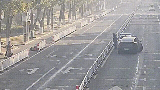 点赞!海盐警员跨栏救人,肠穿孔男子转危为安!