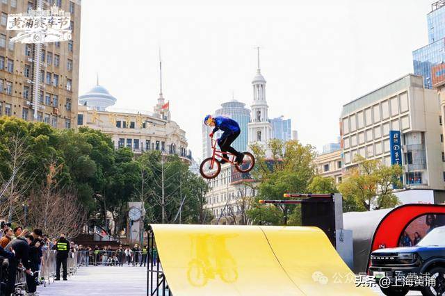 燃炸！小轮车极限飞跃，在F1赛车、福特汽车上方“翻筋斗”！